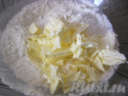 В миску просеять 1 стакан муки, добавить соль, сахар, перемешать. Добавить сливочное масло, нарезанное на небольшие кубики. Тщательно месить, пока тесто не станет похожим на крошки.
