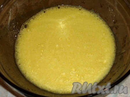 Взбить яйца с сахаром при помощи миксера в течение минут 5 (яичная масса должна посветлеть и увеличиться в объёме).