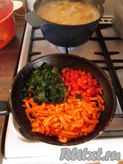 На растительном масле поджарьте нарезанные морковь, болгарский перец, лук-порей.