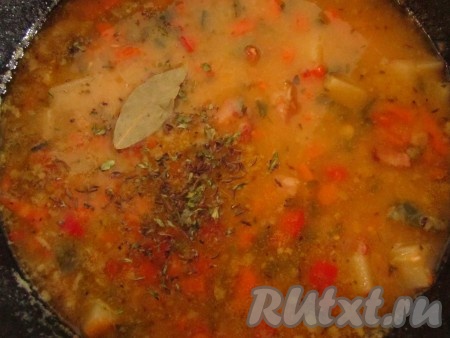 Добавьте в суп поджаренные овощи. Приправьте его тмином, орегано, тимьяном и лавровым листом, посолите по вкусу (прежде, чем солить, стоит попробовать суп - нужно помнить, что рёбрышки уже сами по себе солёные!).