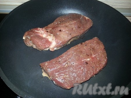 Накалить сковороду, выложить в нее наши стейки из говядины, обжарить с двух сторон до корочки.
