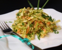Салат из савойской капусты, горошка и моркови