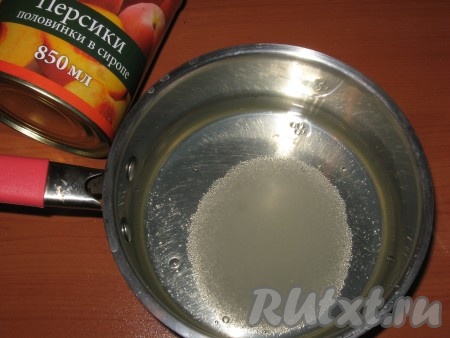 Персиковый сироп и сахар соединить в ковшике, поставить на огонь и довести до кипения. Снять с огня и немного охладить, вылить в широкую глубокую миску.