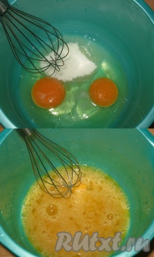 Через час в миске соединить яйца, соль, растопленное теплое сливочное масло, ванильный сахар, все перемешать до однородной консистенции.
