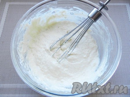 Затем добавить растопленное сливочное масло, перемешать и, постепенно добавляя муку, замесить тесто. Муки может понадобиться больше или меньше, в зависимости от ее свойств. 