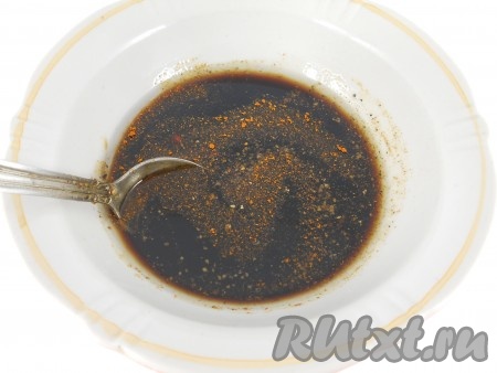 Приготовить соус: к соевому соусу добавить уксус, растительное масло, кориандр и черный молотый перец.