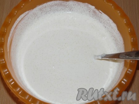 Приготовить крем: соединить сметану с сахаром и хорошо перемешать. 