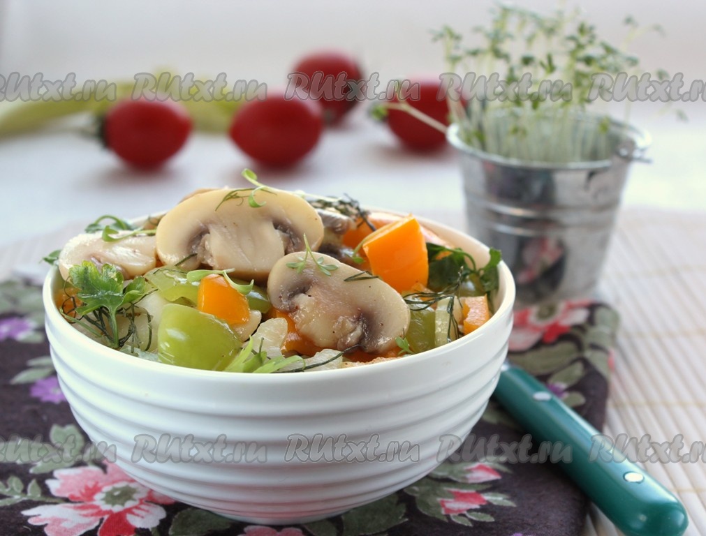 Салат с курицей и маринованными грибами