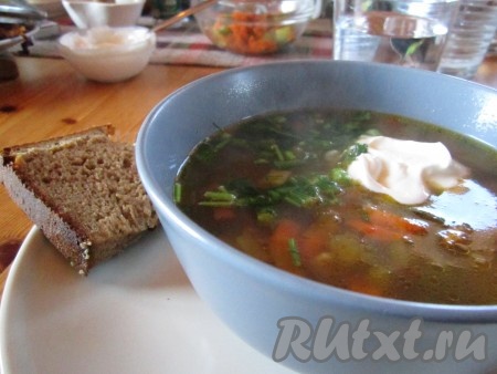 Даём супу настояться минут 10. Рассольник с фаршем готов!  Подаём его со сметаной и свежей зеленью. 
