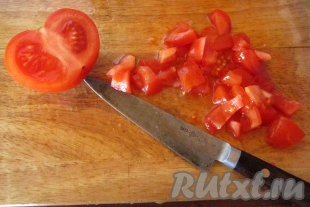 Режем небольшими кусочками помидор.