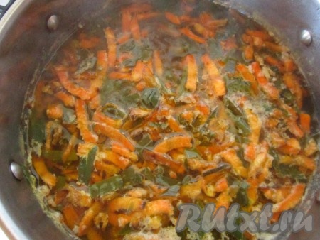 Добавляем обжаренные морковь и лук в суп. Варим ещё минут 5.
