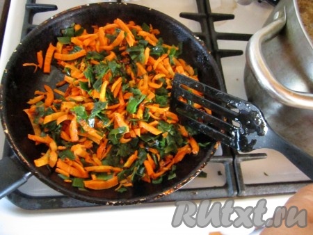 Морковь и лук слегка обжариваем на растительном масле.
