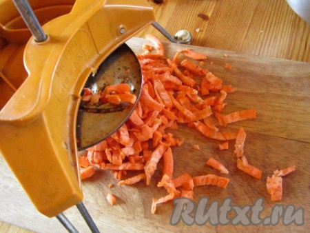 Морковь режем или трём на терке.
