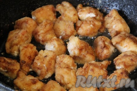 Обжарить куриное филе в большом количестве растительного масла с двух сторон. Готовые кусочки курицы выложить на салфетку, чтобы впитался лишний жир.
