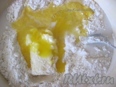 В мучную массу добавить разведенные дрожжи, яйца, кефир, растопленное сливочное масло, апельсиновое пюре, замесить тесто.
