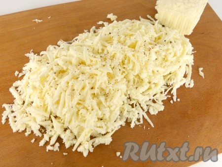 Сыр адыгейский натереть на терке.