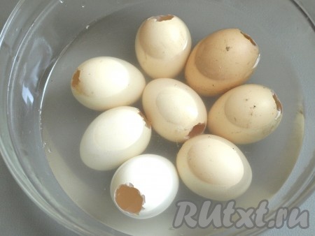 Яйца тщательно моем и с тупого конца делаем отверстие диаметром 1,5-2 см. Содержимое яиц выливаем в тарелку (белки и желтки можно использовать для приготовления других блюд). В тёплой воде растворяем пищевую соду и кладём в воду яичную скорлупу на некоторое время, затем  промываем проточной водой.
