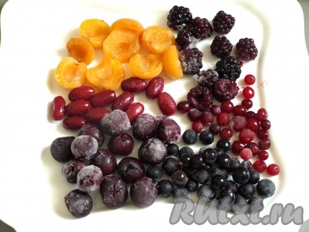 Ягоды и фрукты можно брать любые, в зависимости от сезона и ваших вкусовых пристрастий. Можно использовать замороженные фрукты, предварительно их разморозив.
