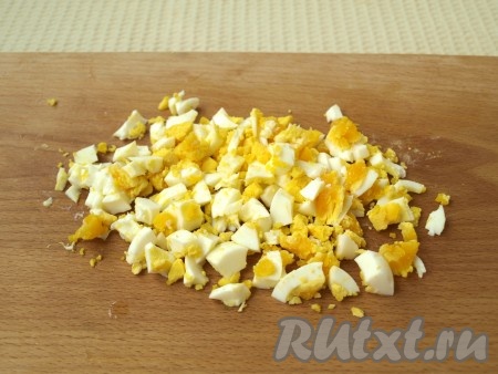 Яйца сварить вкрутую и очистить, также нарезать кубиком.
