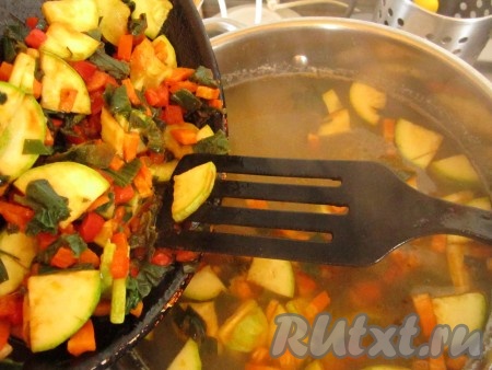 Пробуем фасоль и картофель на готовность. Когда они будут совсем готовы, добавьте в суп тушёные овощи. (К недоваренным фасоли и картошке нельзя добавлять кислоту - в данном случае томат - иначе они могут так и остаться жёсткими).
