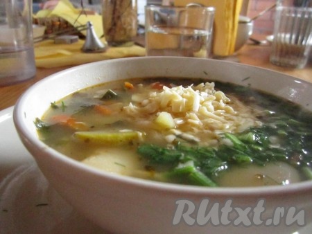 Варите суп с фасолью еще минут 10-15. Дайте настояться под крышкой минут 10. Ароматный и нежный суп из лимской фасоли готов! Подавайте суп с измельченной свежей зеленью и парой ложек тёртого сыра.