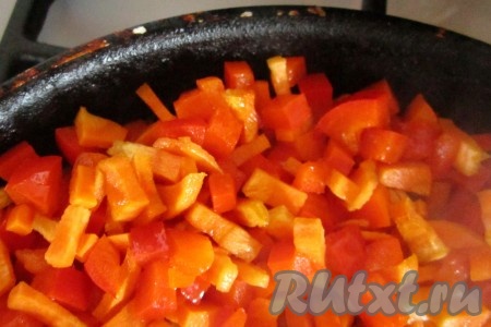 Поставьте на огонь сковороду и на небольшом огне слегка обжарьте нарезанные маленькими кусочками морковь и сладкий перец.
