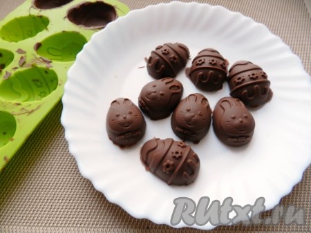 Шоколадные заготовки легко вынимаются из силиконовой формы, дополнительно нагревать их не нужно. 