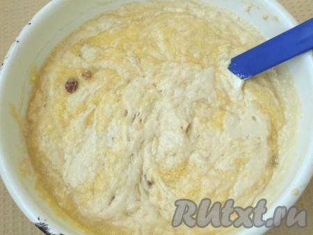 Затем добавить яично-масляную смесь в подошедшее тесто и перемешать.
