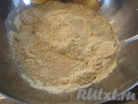 Возьмем для теста большую миску - берём с большим запасом, так как тесто будет ещё подходить. Выльем в миску молоко с дрожжами и насыпем туда половину муки (в данном случае - 1 килограмм).
