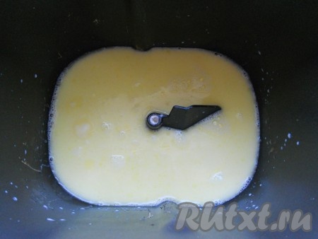 Молоко подогреть на огне вместе с размягчённым сливочным маслом. Масло должно полностью разойтись. Влить молочно-масляную смесь (если горячая - остудить до тёплого состояния) в ведёрко хлебопечки.
