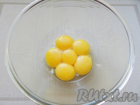 Яйца разделить на желтки и белки.