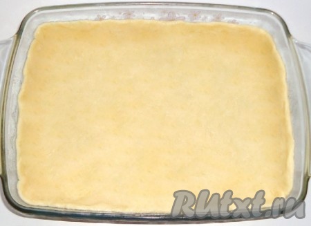 Форму для запекания (размером 25х20 см) смазать растительным маслом, раскатать тесто в пласт по размеру формы. Пласт теста выложить в форму, сделать высокие бортики.
