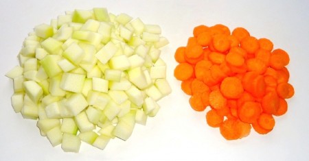 Кабачок очистить от кожуры и семян, нарезать на небольшие кубики, морковь порезать кружочками.