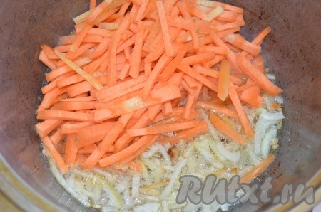 Морковь порезать соломкой, добавить к луку. Жарить, помешивая, на сильном огне 5-7 минут. 

