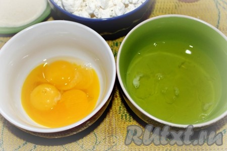 Разделить аккуратно яйца на белки и желтки.