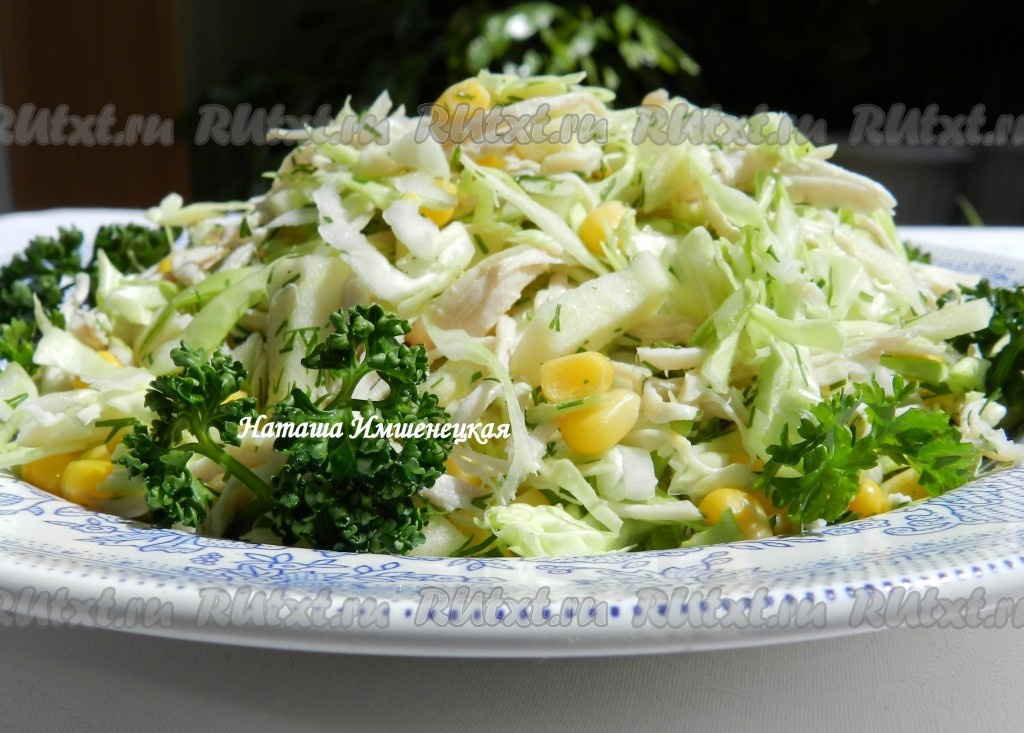 Низкокалорийный салат из куриной грудки с кукурузой
