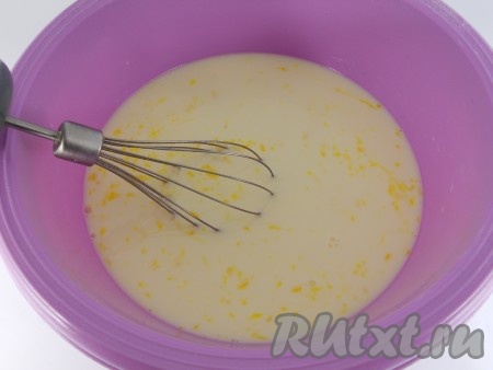 Приготовить тесто для блинов: в глубокую миску влить молоко, смешать с кипяченой водой. Добавить яйца и венчиком хорошо взбить.