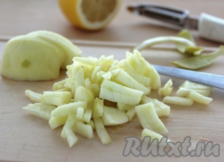Яблоко очистить и нарезать тонкими ломтиками или соломкой, лично меня всегда устраивает нарезка соломкой, чтобы нарезанное яблоко не потемнело, желательно сбрызнуть его лимонным соком.
