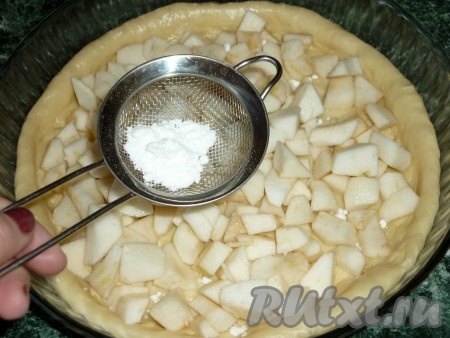 Посыпаем яблоки сахарной пудрой.
