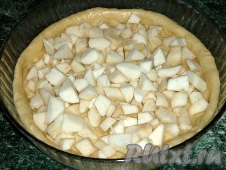 Яблоки выкладываем на тесто.
