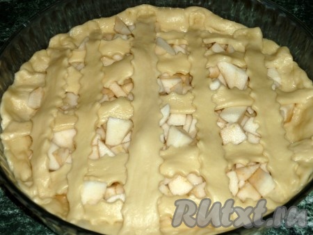 Оставшееся тесто раскатываем, режем на полоски и выкладываем внахлёст на поверхности яблочного пирога.
