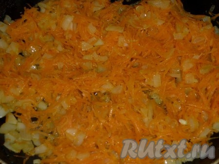 На сковороде на растительном масле обжариваем до золотистого цвета лук, порезанный кубиками, и морковь, натёртую на тёрке.
