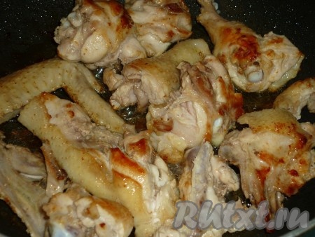 Порционные части курицы обжариваем на сковороде на растительном масле до золотистого цвета на среднем огне с двух сторон.