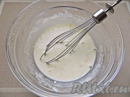 В половине стакана теплого молока растворить 2 столовые ложки сахара и дрожжи, добавить 2 столовые ложки муки, тщательно перемешать и поставить опару для подхода в теплое место.
