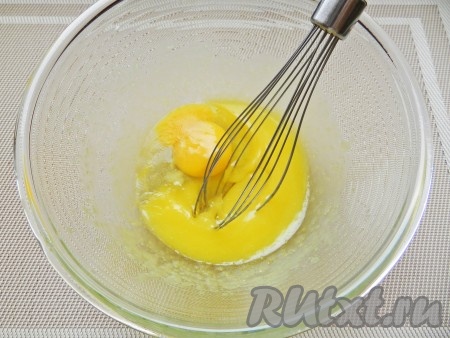 Растопленное, но не горячее сливочное масло растереть с яйцом, оставшимся сахаром, ванильным сахаром и солью. Влить вторую половину стакана молока, перемешать.
