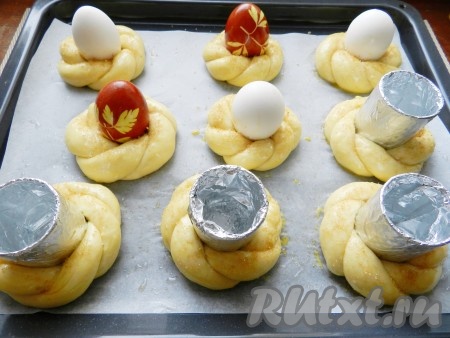 Булочки сверху смазать яйцом и присыпать коричневым (или обычным) сахаром. Оставить еще на 20 минут, чтобы булочки подошли. За это время разогреть духовку до 220 градусов.
