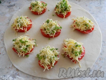Сверху на каждый кружочек помидора поместить подготовленную начинку из сыра (щедро).
