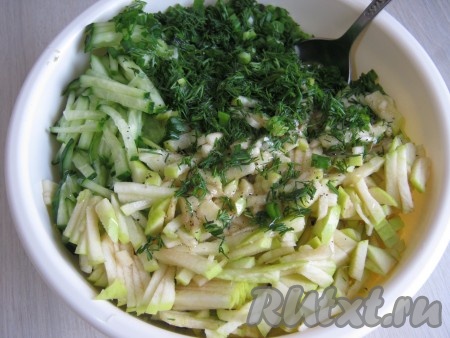 Яблоко, пекинскую капусту, огурцы, укроп и зелёный лук перемешиваем, поливаем салат заправкой.
