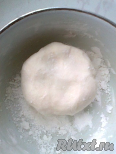 замесить массу, как тесто, при необходимости подсыпая сахарную пудру.