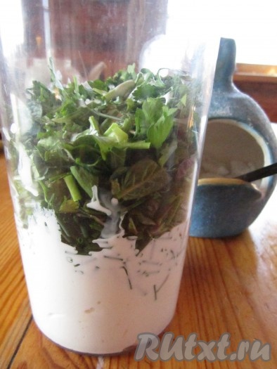 В стакан блендера положите творог, нарезанную зелень, добавьте сливки и соль.